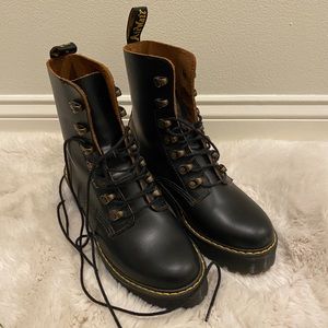 Dr. Martens Leona boot